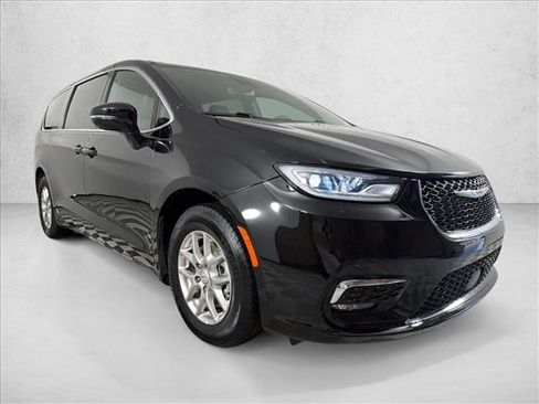 Used 2025 Chrysler Pacifica Select FWD image 1