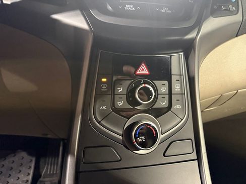 Used 2014 Hyundai Elantra SE image 23