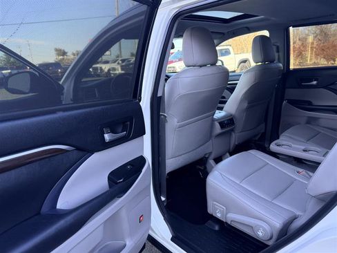 Used 2014 Toyota Highlander Limited w/ Driver Technology Package image 27