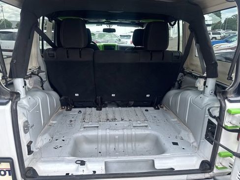 Used 2017 Jeep Wrangler Unlimited Rubicon AWD/4WD image 8