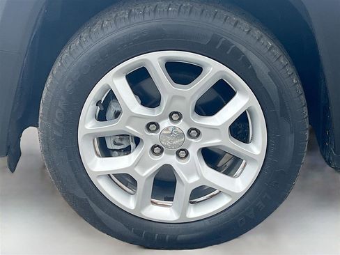 Used 2018 Jeep Renegade Latitude image 29