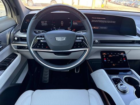 New 2026 Cadillac Vistiq Luxury image 17