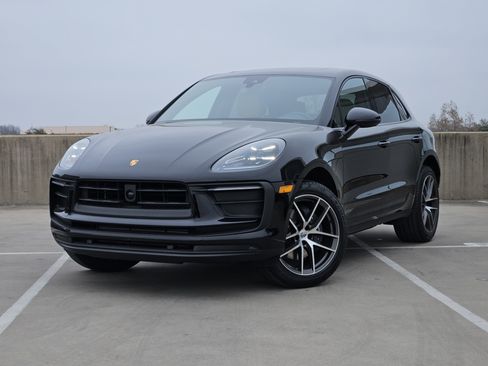 Certified 2025 Porsche Macan image 1