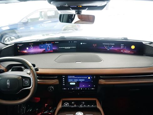 Used 2025 Lincoln Navigator Reserve image 33