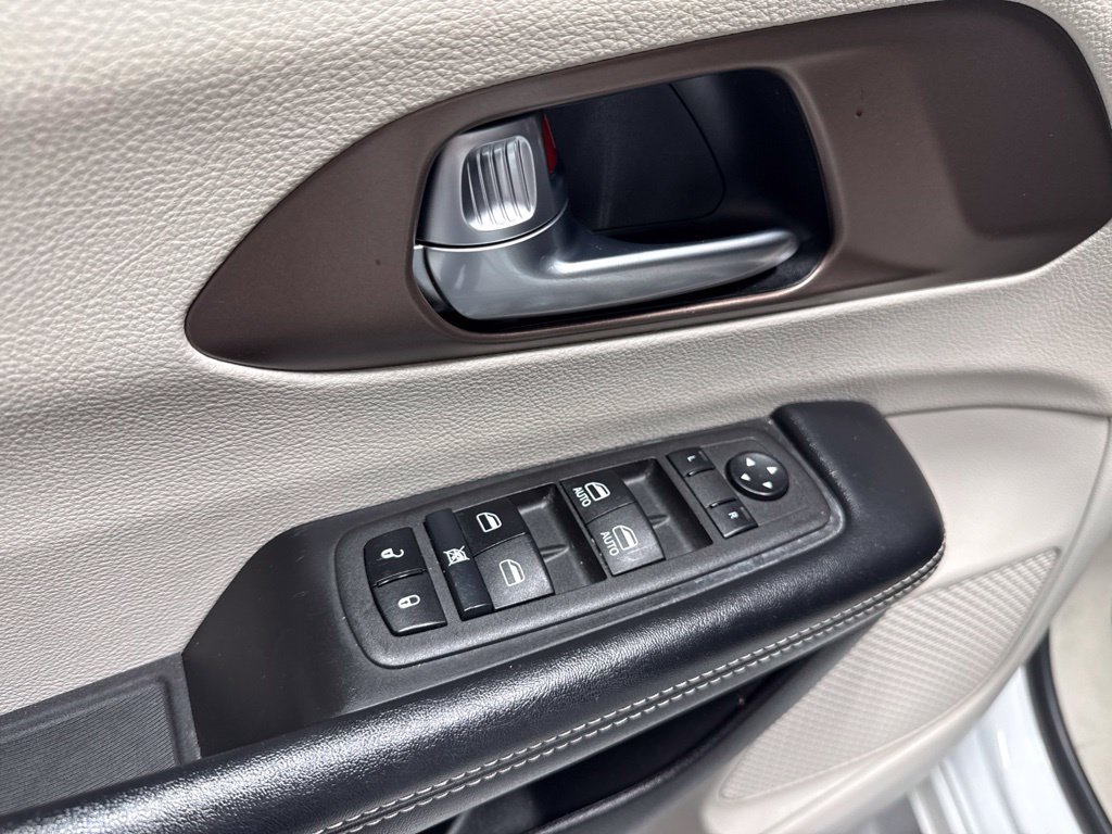 Used 2022 Chrysler Voyager LX FWD image 19