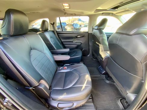 Used 2021 Toyota Highlander XLE image 25