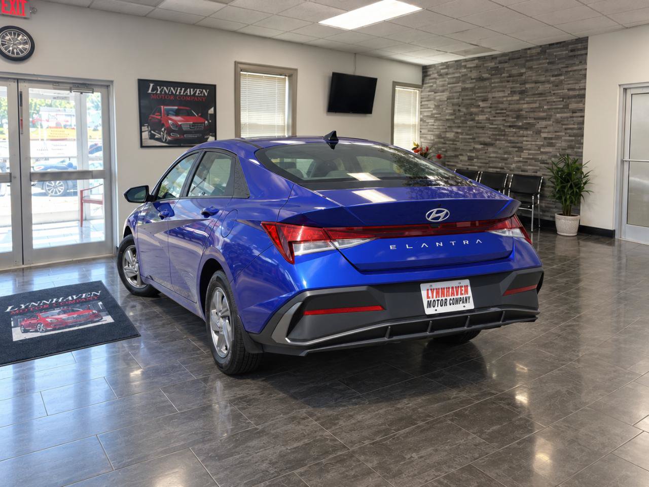 Used 2024 Hyundai Elantra SE FWD image 4