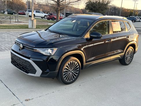 Used 2025 Volkswagen Taos SE w/ Panoramic Sunroof Package image 5