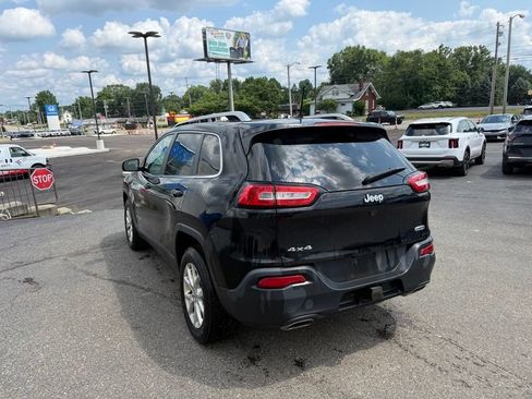 Used 2017 Jeep Cherokee Latitude w/ Cold Weather Group AWD/4WD image 6