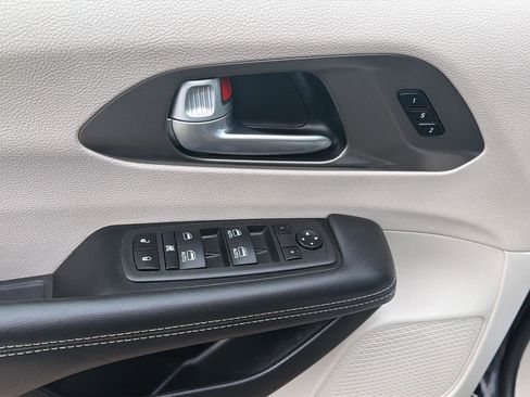 Used 2024 Chrysler Pacifica Touring-L image 13