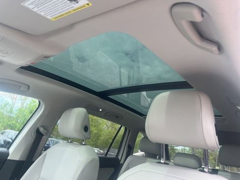 Used 2020 Volkswagen Tiguan SE w/ Panoramic Sunroof Package AWD/4WD image 17