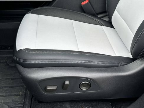 Used 2026 Chevrolet Equinox EV LT FWD image 16