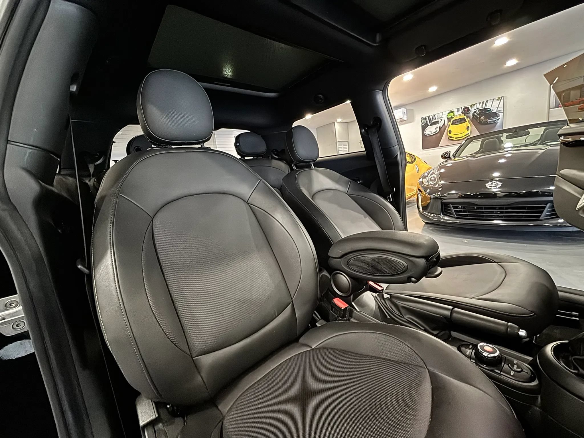 Used 2019 MINI Cooper 2-Door Hardtop w/ Premium Package FWD image 17