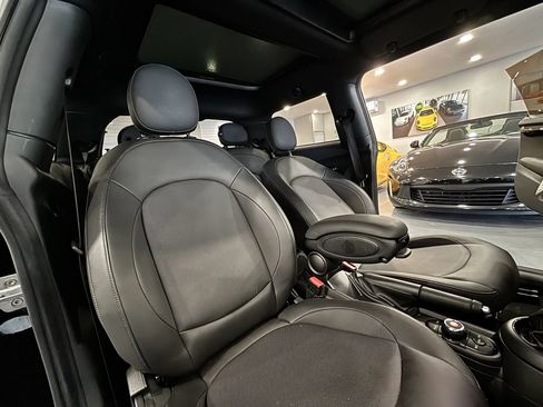 Used 2019 MINI Cooper 2-Door Hardtop w/ Premium Package FWD image 17