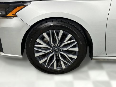 Used 2025 Nissan Altima 2.5 SV FWD image 13