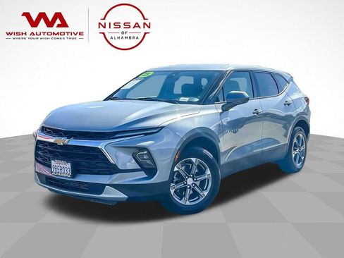 Used 2025 Chevrolet Blazer LT FWD image 2