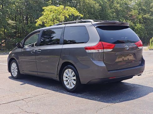 Used 2012 Toyota Sienna XLE image 5