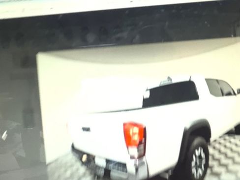 Used 2017 Toyota Tacoma TRD Off-Road w/ Tow Package RWD image 2