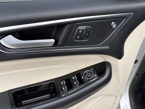 Used 2019 Ford Edge Titanium image 22
