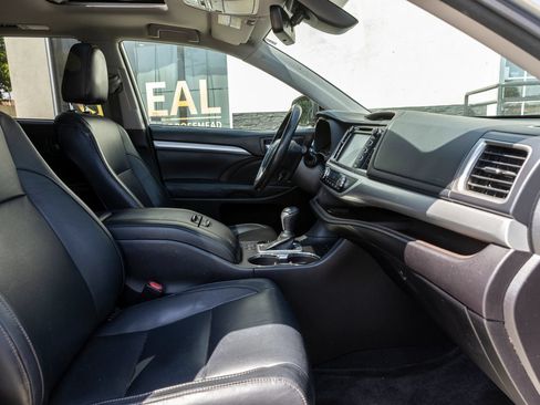 Used 2018 Toyota Highlander XLE FWD image 25