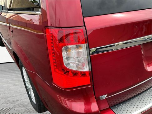 Used 2013 Chrysler Town & Country Touring-L w/ Premium Group FWD image 22