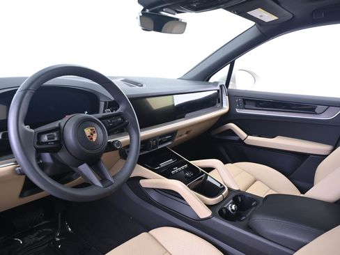 Certified 2025 Porsche Cayenne AWD/4WD image 4