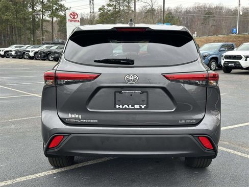 Used 2022 Toyota Highlander LE image 21