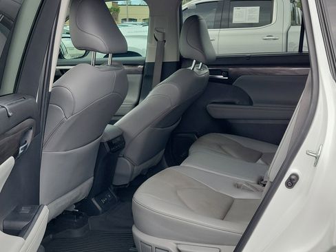 Used 2023 Toyota Highlander Limited image 14
