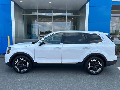 Used 2024 Kia Telluride EX w/ EX Captain's Chair Package AWD/4WD image 9