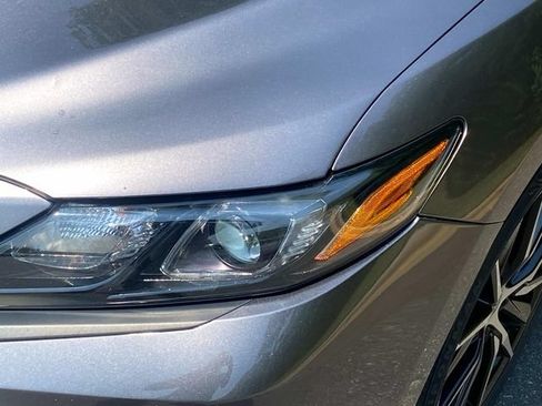 Used 2021 Toyota Camry SE FWD image 5