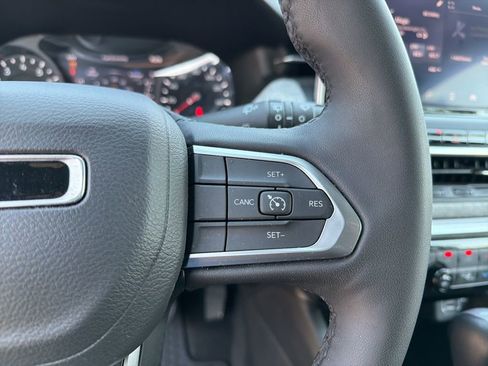 Used 2025 Jeep Compass Latitude w/ Sun & Sound Group AWD/4WD image 17