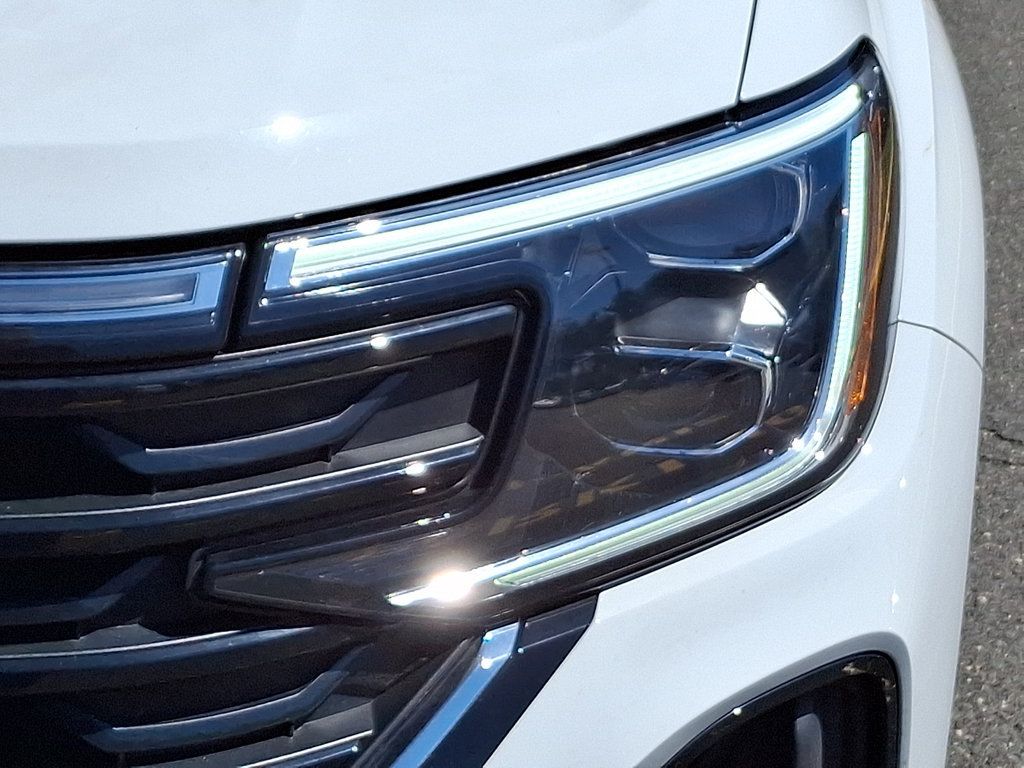Certified 2025 Volkswagen Atlas Cross Sport SE w/ Panoramic Sunroof Package AWD/4WD image 9