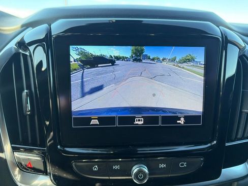 Used 2022 Chevrolet Traverse LT FWD image 13