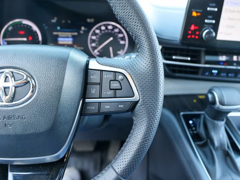 Certified 2023 Toyota Sienna Limited FWD image 18