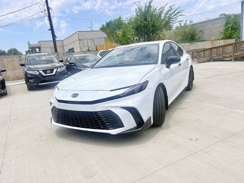 Used 2026 Toyota Camry Hybrid w/ Convenience Package FWD image 12