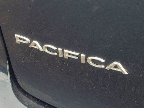 Used 2023 Chrysler Pacifica Touring-L AWD/4WD image 6