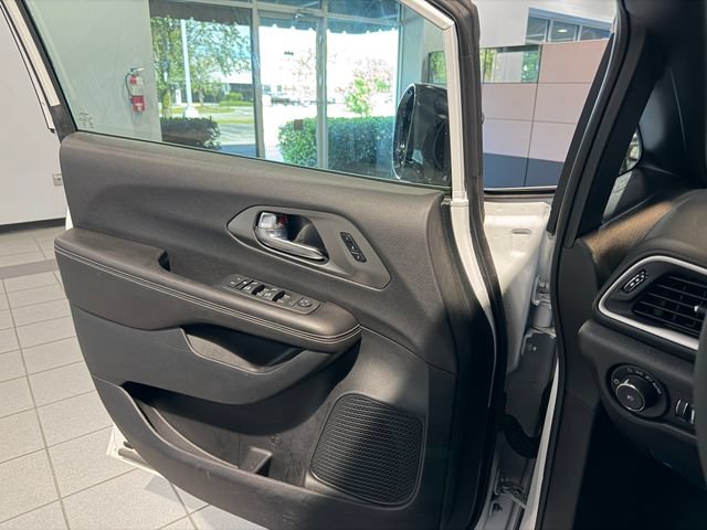 Used 2026 Chrysler Pacifica Select FWD image 27