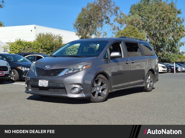 Used 2017 Toyota Sienna SE FWD image 1