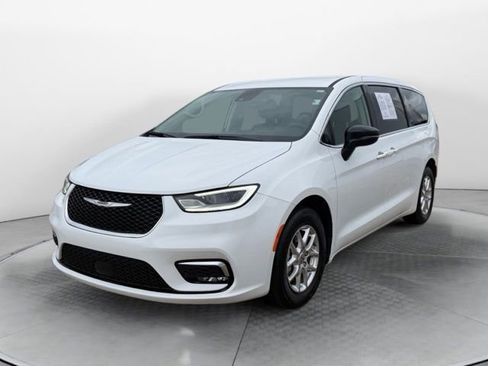 Used 2024 Chrysler Pacifica Touring-L FWD image 7