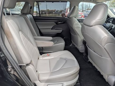 Used 2023 Toyota Highlander XLE FWD image 33