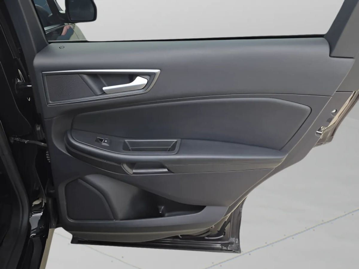 Used 2020 Ford Edge SE FWD image 28