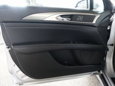 Used 2018 Lincoln MKZ Premiere image 9