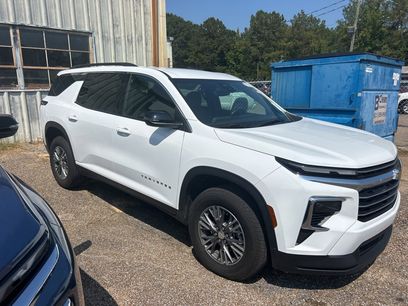 Used 2025 Chevrolet Traverse LT