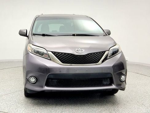 Used 2017 Toyota Sienna SE Premium FWD image 2