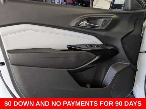 Used 2025 Chevrolet Trax LT w/ LT Convenience Package FWD image 11