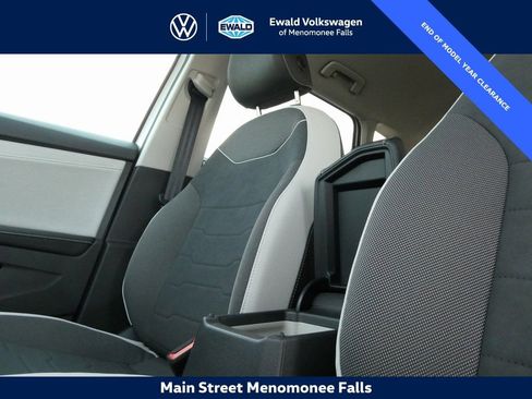 Certified 2025 Volkswagen Taos SE image 31