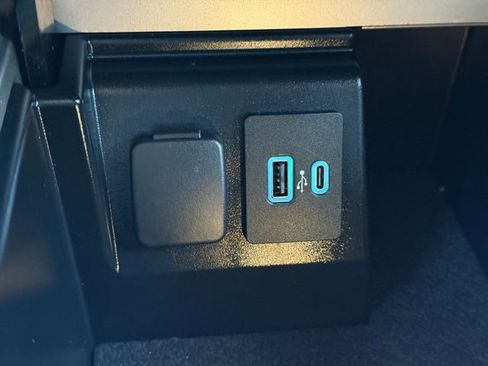 Used 2022 Ford Explorer XLT w/ Equipment Group 202A image 13