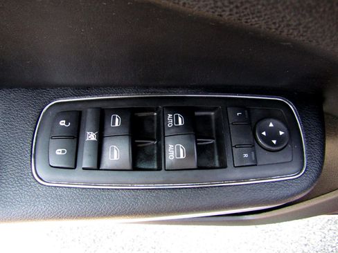 Used 2017 Chrysler 300 C Platinum image 11