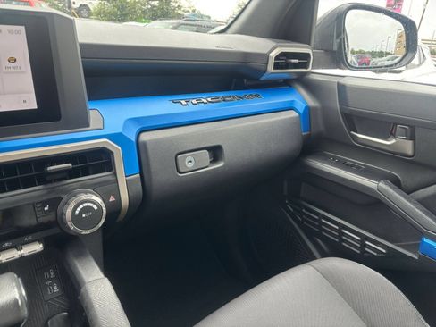 Used 2025 Toyota Tacoma TRD Off-Road AWD/4WD image 32