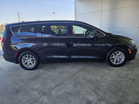 Used 2025 Chrysler Pacifica Select FWD image 6